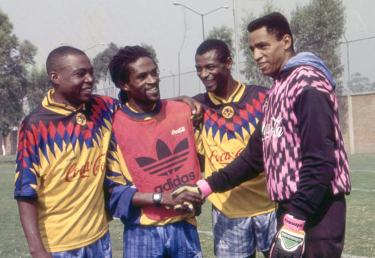 Consigo llevó a dos jugadores, François Omam-Biyik y Kalusha Bwalya, delantero y mediocampista creativo.