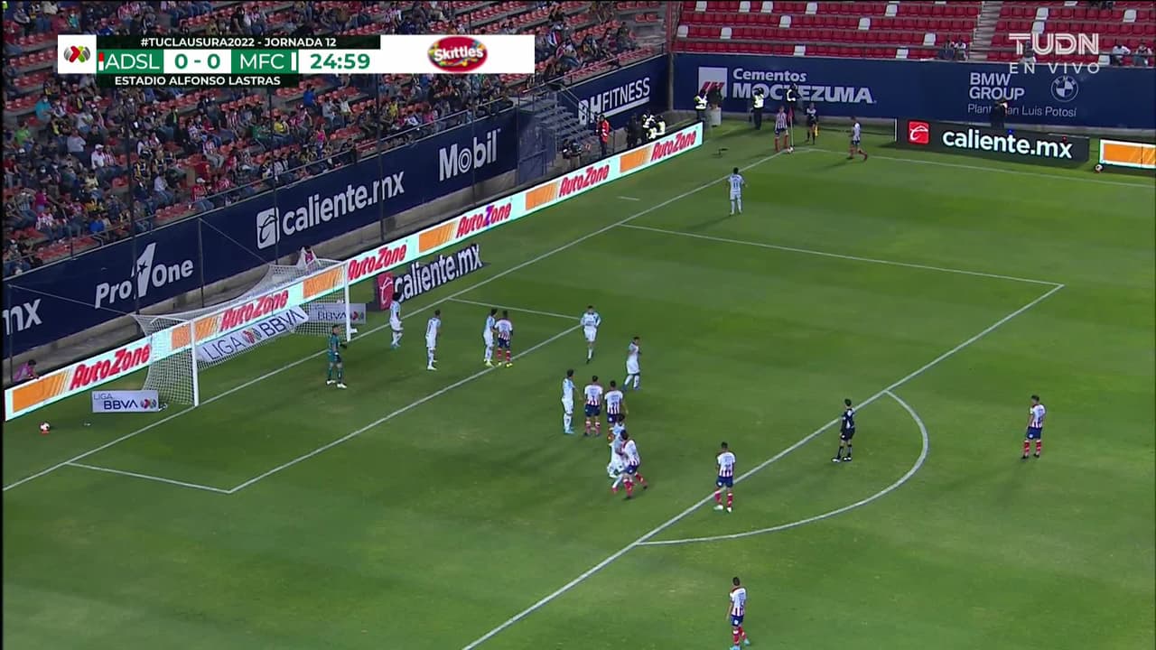 ¡TIRO ATAJADO! disparo por Facundo Waller.