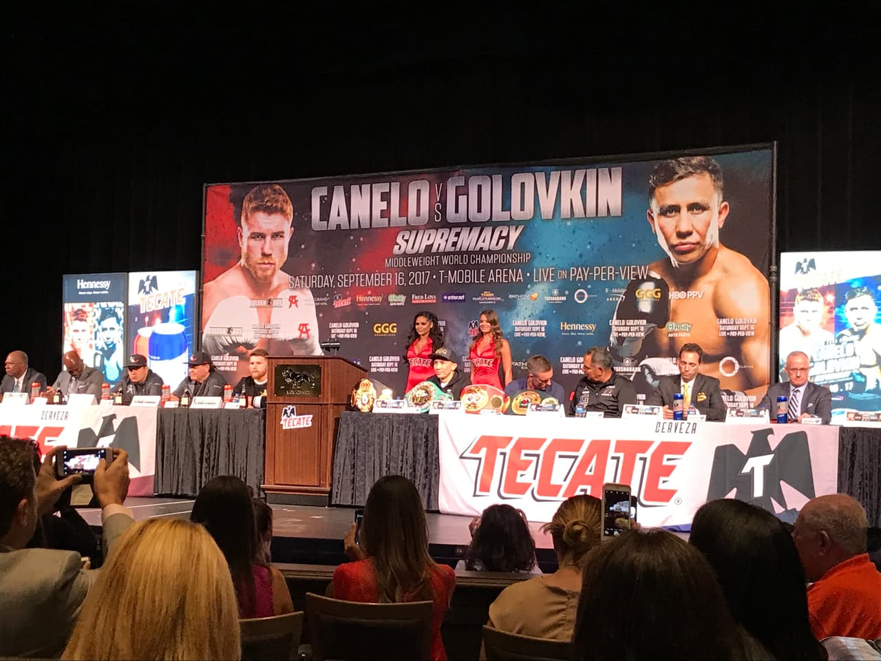 Con algunos minutos de retraso, así lucía el panel para la conferencia de prensa entre Canelo y Golovkin.