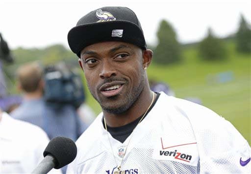 Dando entrevista el esquinero Captain Munnerlyn (AP-NFL).