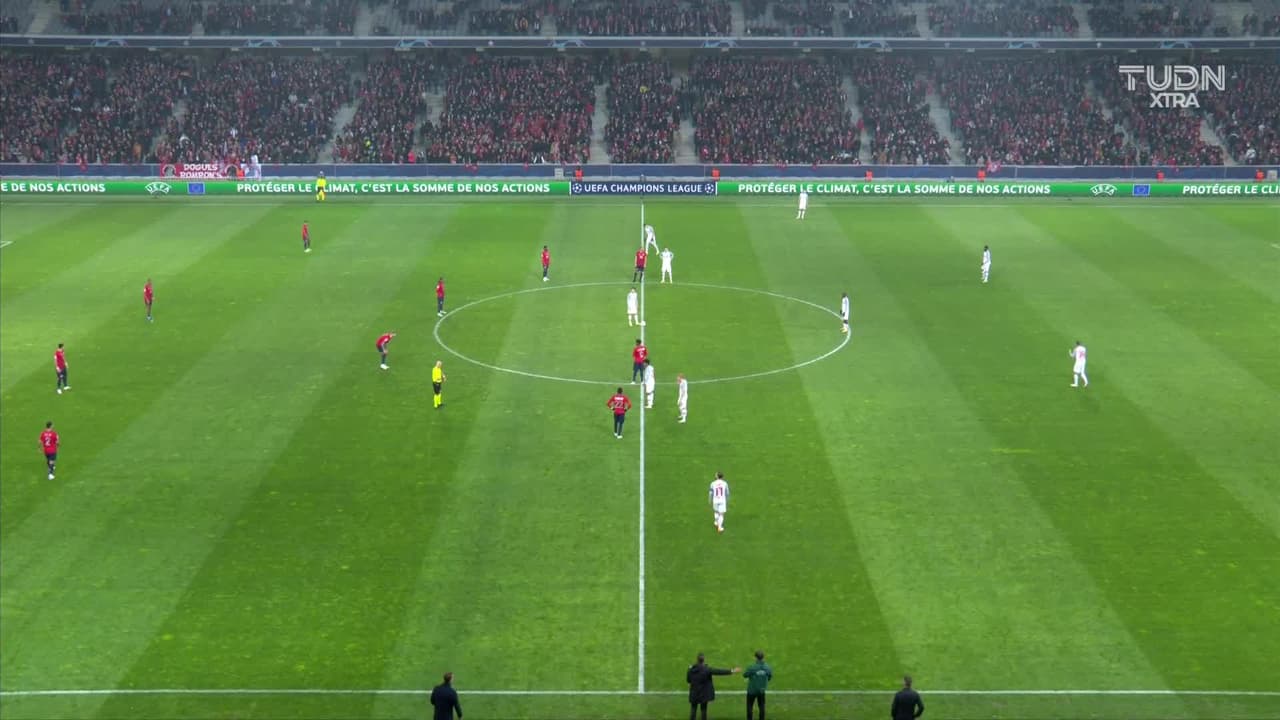 Arranca el partido y la pelota está en juego.