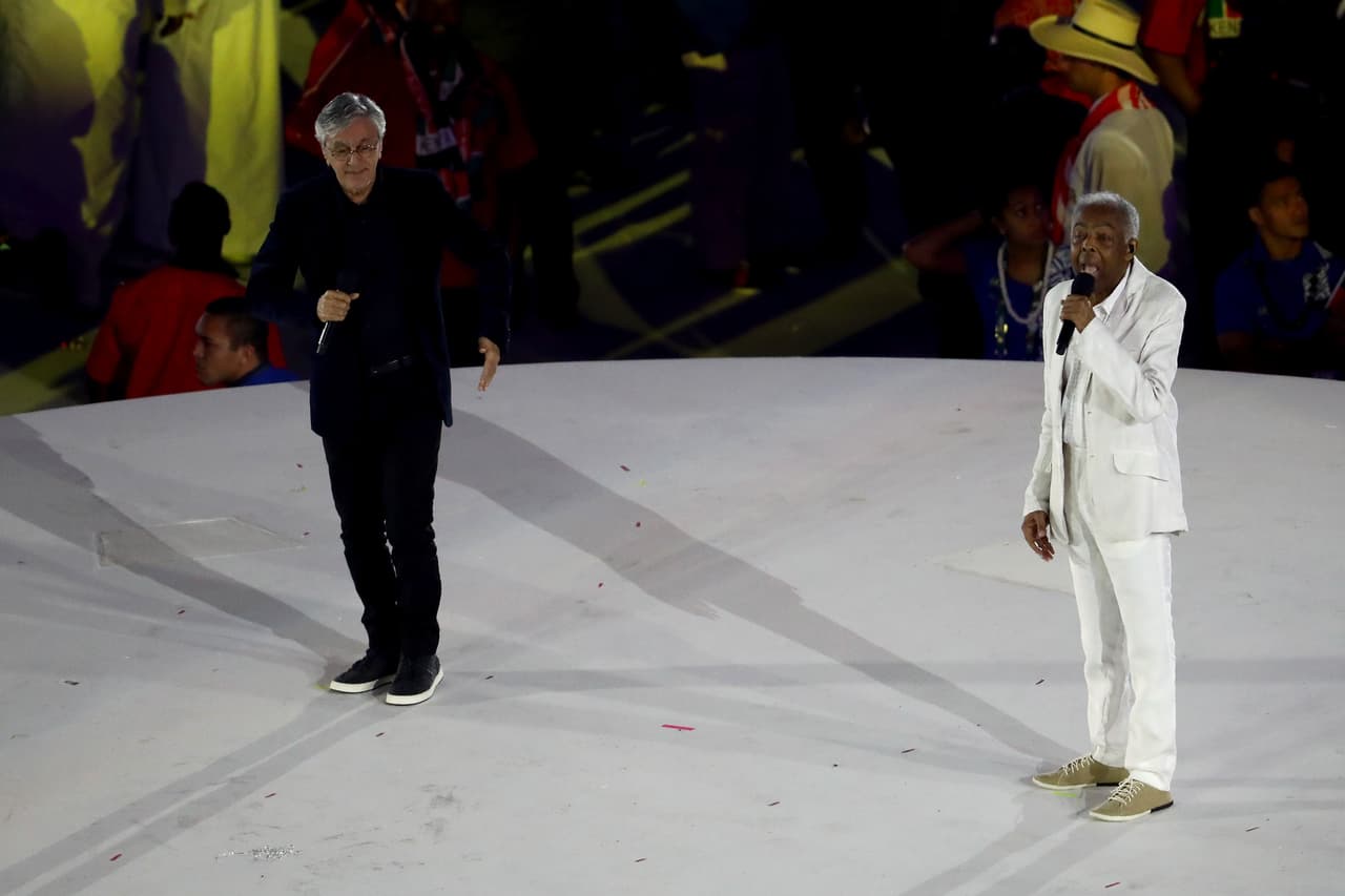 Las dos figuras de la música brasileña, Caetano Veloso y Gilberto Gil iniciarón el carnaval previo al encedido del pebetero olímpico.