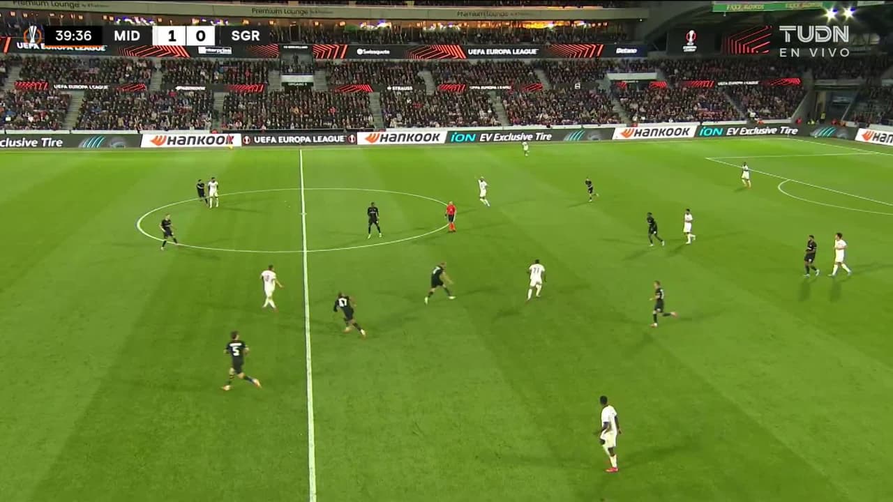 ¡TIRO ATAJADO! disparo por Cho Gue-Sung.