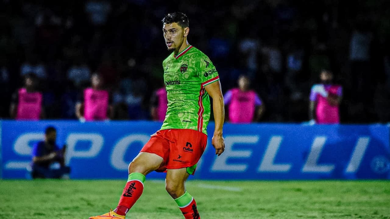 Operan a Emiliano Velázquez tras fractura del peroné derecho