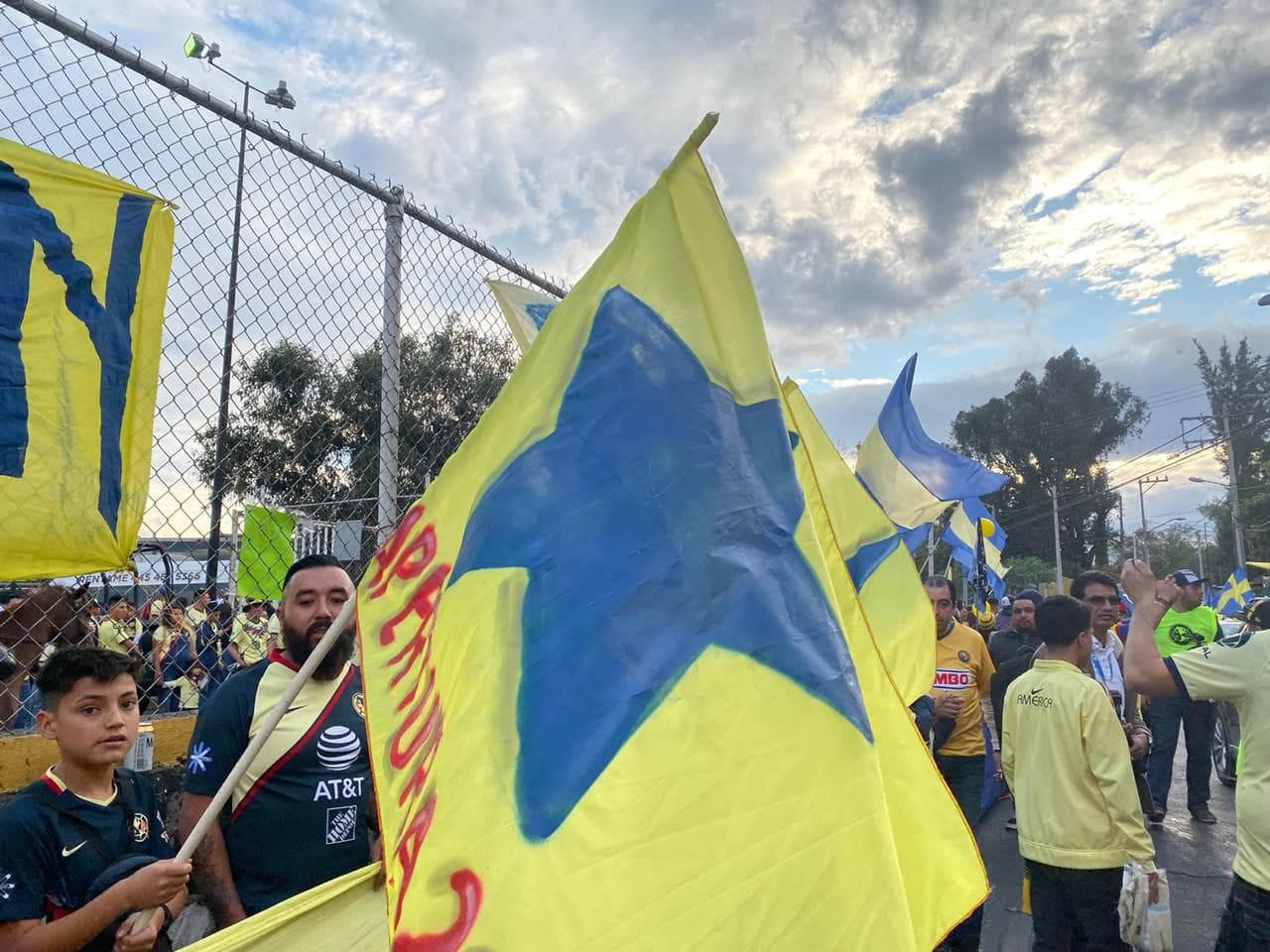 Gran ambiente familiar, en el Estadio Azteca, previo a la final del Apertura '19 entre el América y los Rayados de Monterrey.