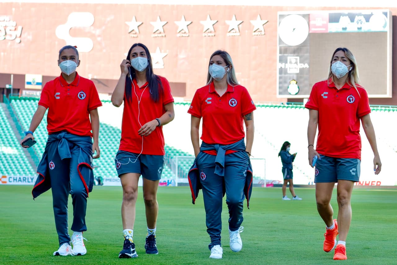 Las jugadoras de Xolos llegando al Estadio