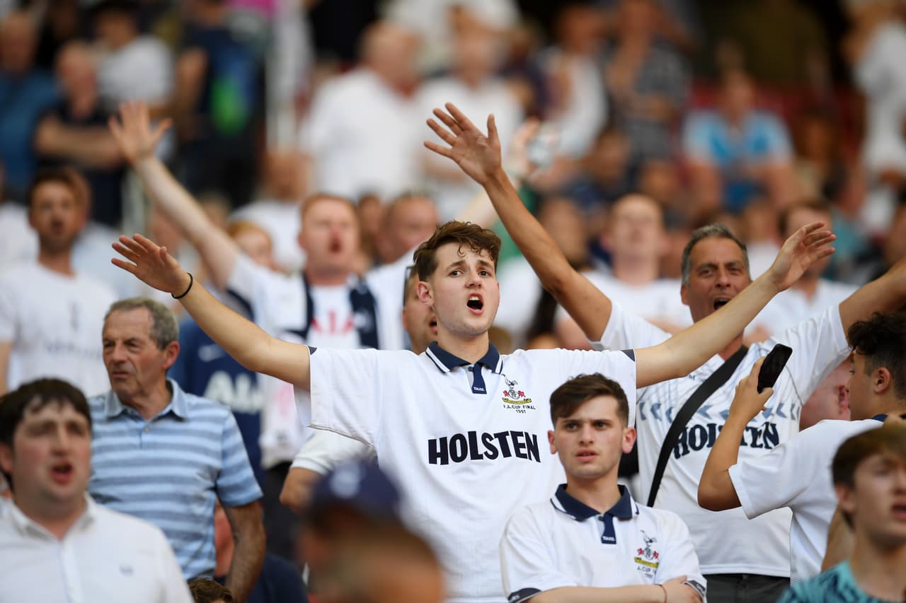 Después de dos series de infarto, los fanáticos del Tottenham llegaron al Metropolitano con el deseo de levantar su primera Champions League pero con menos sufrimiento. Los Spurs se dejaron ver con sus banderas, sus cantos, bufandas y playeras especiales.