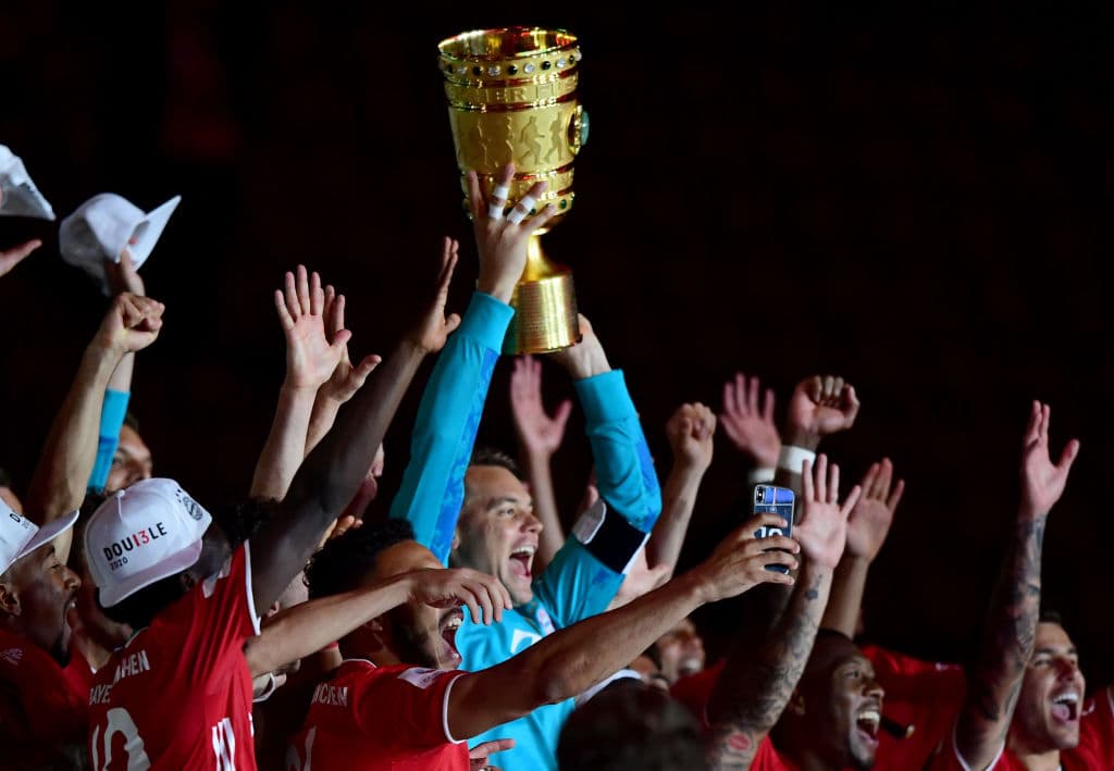 Los bávaros despacharon 4-2 a los de Leverkusen, consiguieron su vigésimo título de Copa y así festejaron su doblete en el futbol alemán.