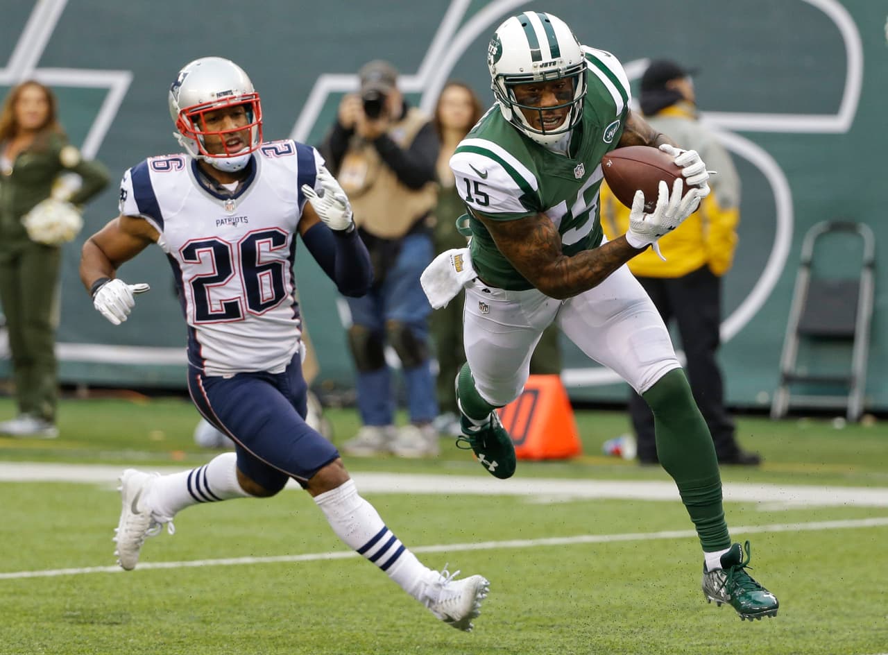 2.- El receptor de los New York Jets BRANDON MARSHALL tuvo ocho atrapadas para 115 yardas y dos touchdowns en la victoria de los Jets 26-20 en tiempo extra contra New England.