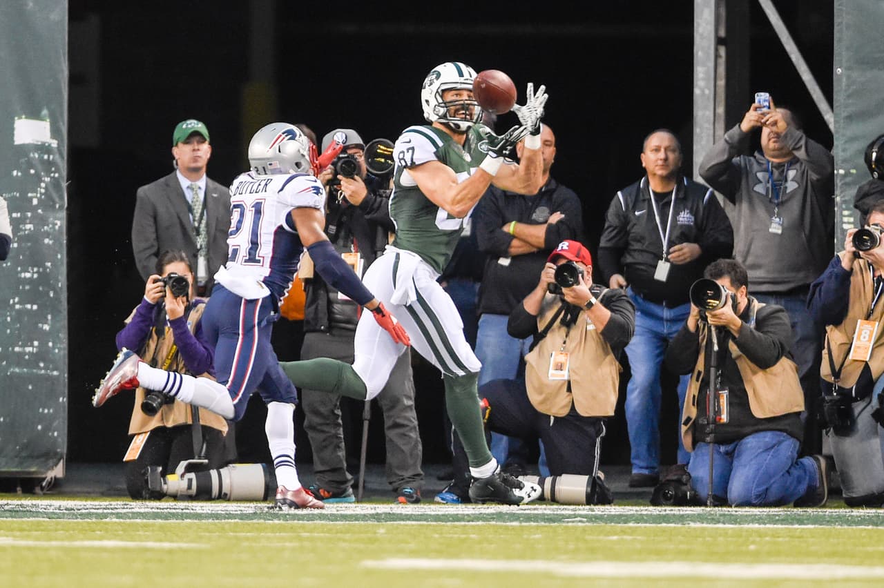 El receptor de los Jets ERIC DECKER anotó el touchdown de la victoria con una atrapada de seis yardas en la prórroga.