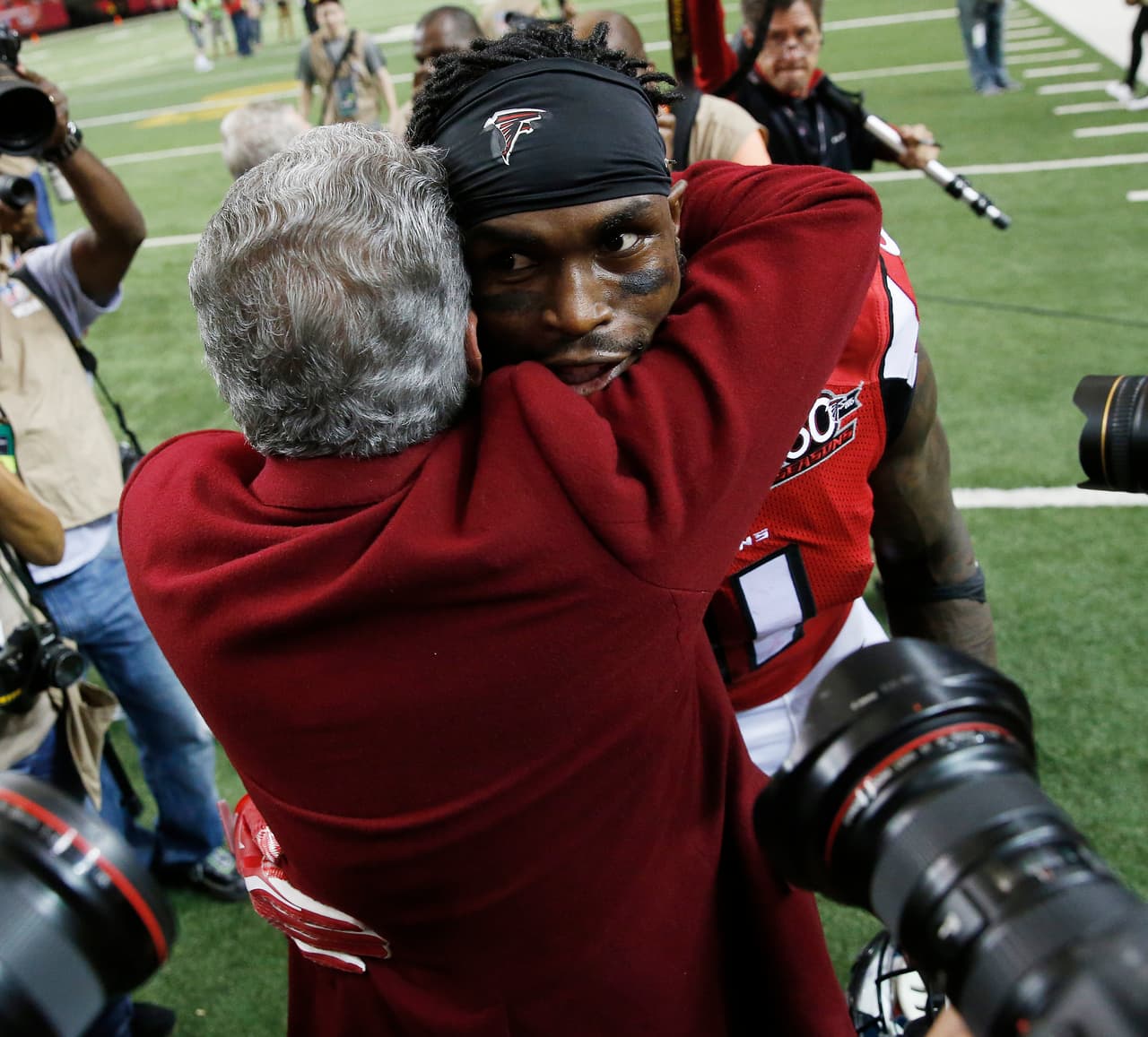 Jones tiene 127 recepciones y 1,722 yardas recibidas en esta campaña con lo que se convirtió en el segundo jugador en la historia de la NFL con al menos 125 recepciones y 1,700 yardas recibidas en una temporada (el otro fue MARVIN HARRISON en el 2002).