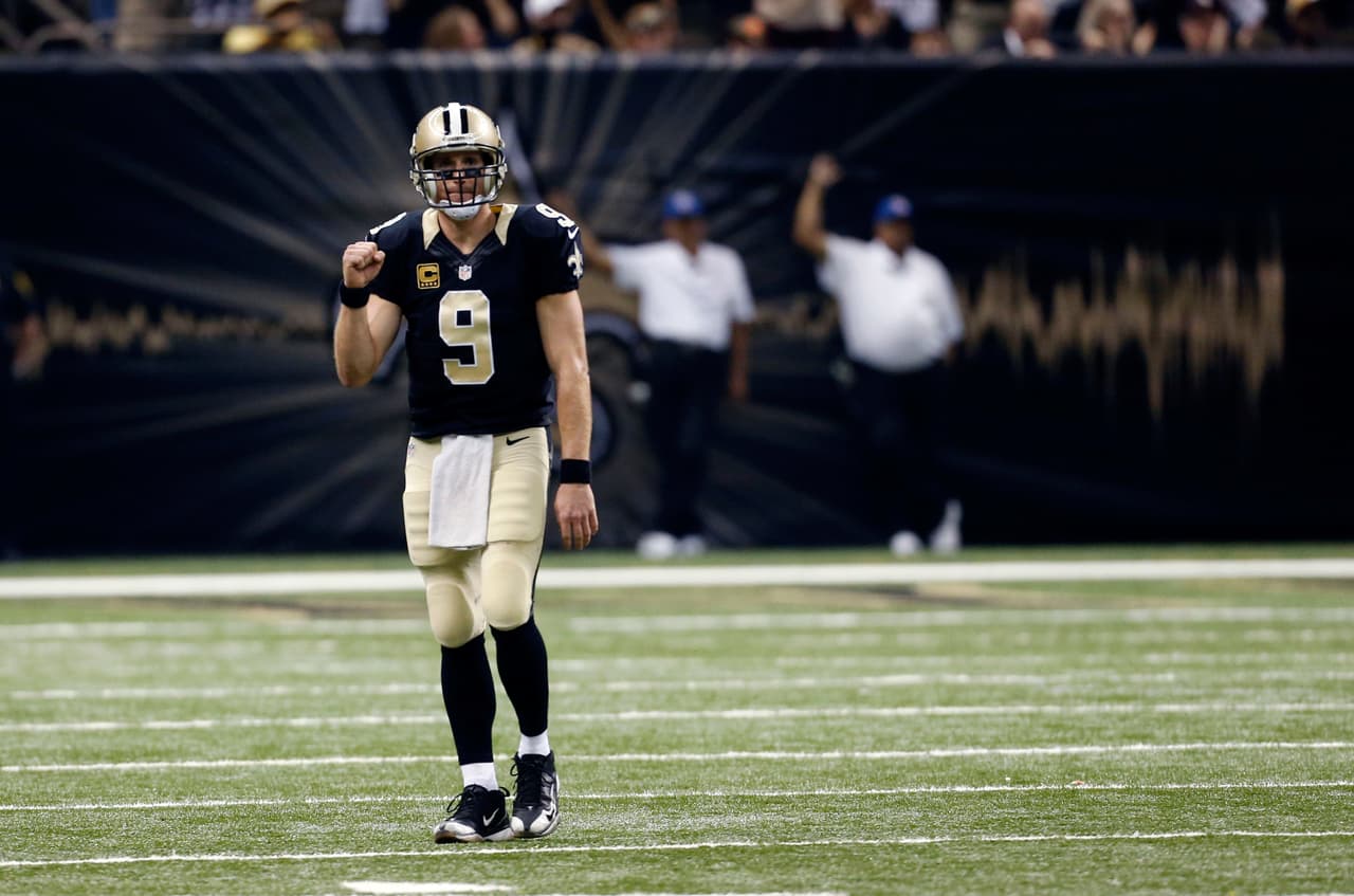 4.- El quarterback de New Orleans DREW BREES completó 25 de 36 pases (69.4%) para 412 yardas con tres touchdowns y sin intercepciones para un rating de pasador de 135.4 puntos en la victoria de los Saints 38-27 sobre Jacksonville.