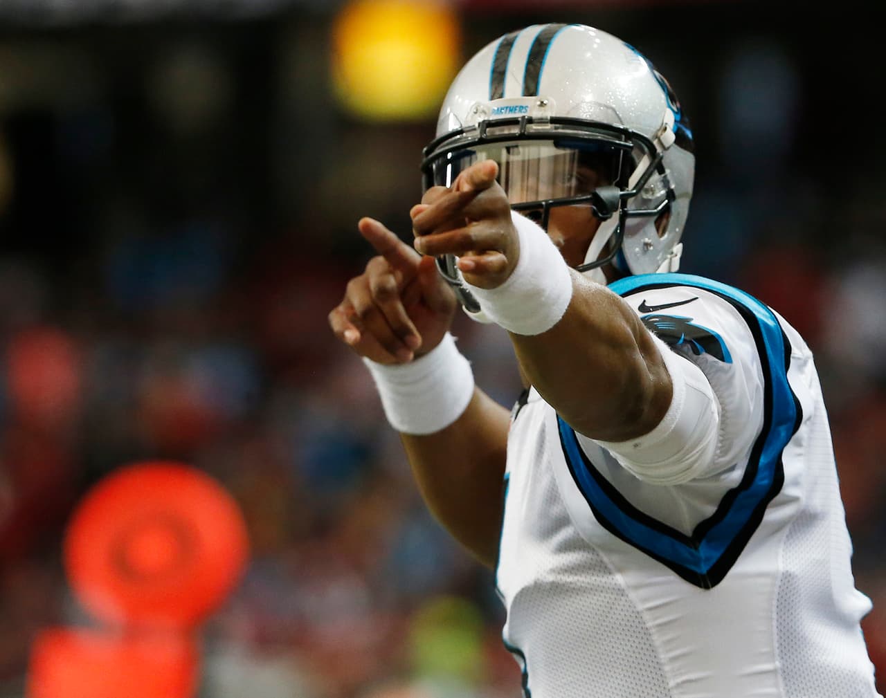 Newton, que ha lanzado 33 pases de touchdown en lo que va de la campaña, se convirtió en el primer jugador en la historia de la NFL con al menos 30 pases de touchdown y ocho acarreos para anotación en la misma temporada.