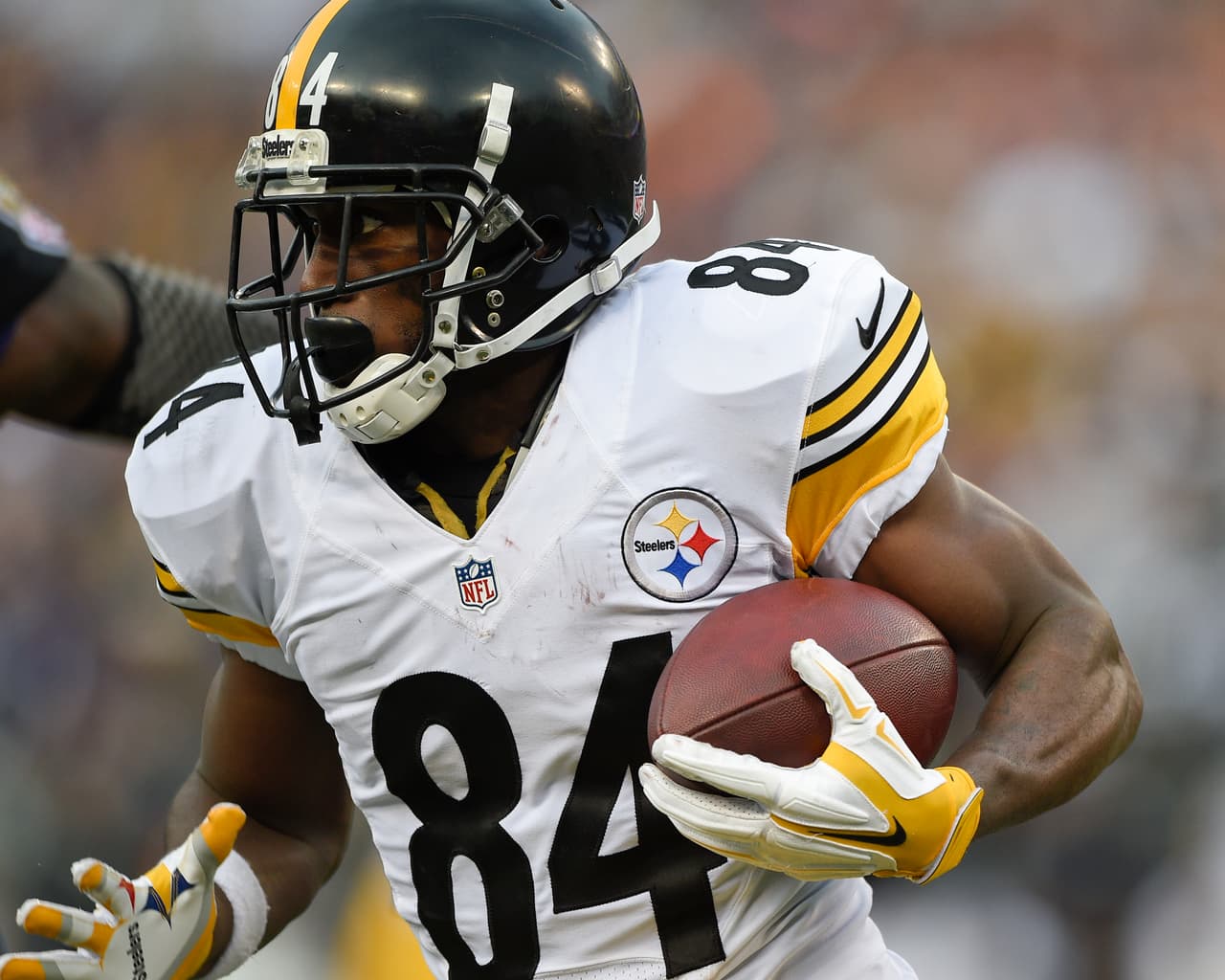 6.- El receptor de Pittsburgh ANTONIO BROWN tuvo siete atrapadas en la derrota de los Steelers 20-17 en Baltimore. Brown ocupa actualmente el segundo lugar en toda la NFLcon 123 recepciones en la temporada.