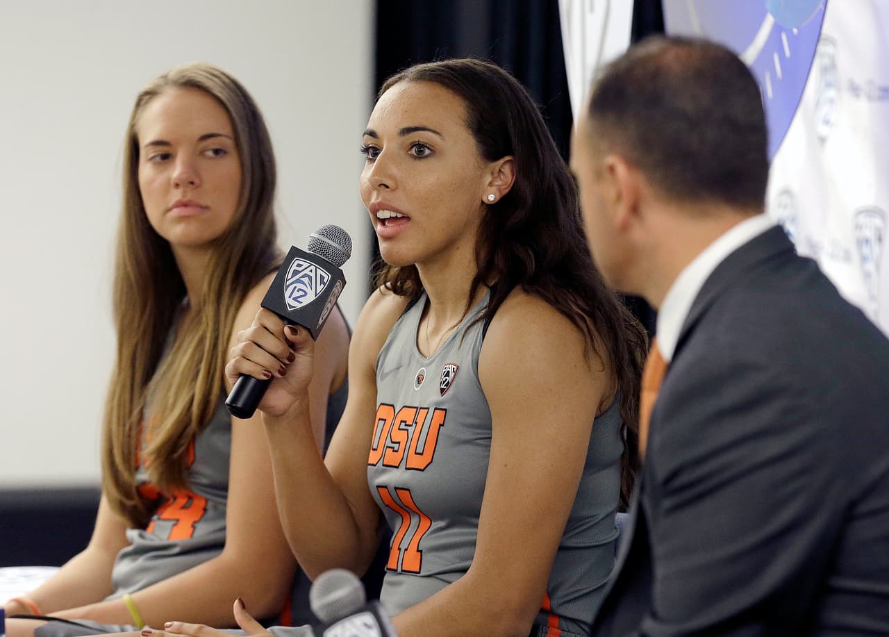 A pesar de su mayor seriedad, Gabriella Hanson y Sydney Wiese (izq.), ambas jugadoras de la Estatal de Oregon, son una muestra de la belleza que tiene el baloncesto femenino universitario. Este es uno de los 12 miembros de la conferencia.