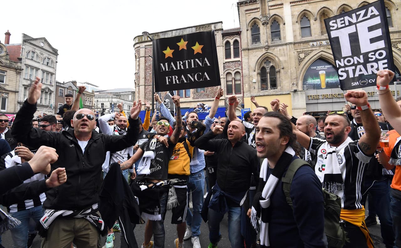 Mientras llega la hora del partido, las arengas a favor de ambos equipos no se hacen esperar.