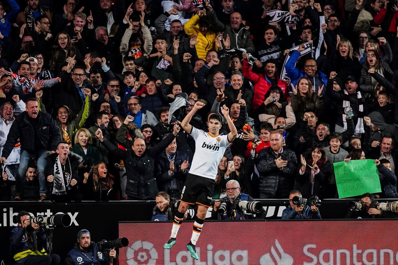 La celebración del jugador es por todos los aires tras marcar el 1-0.