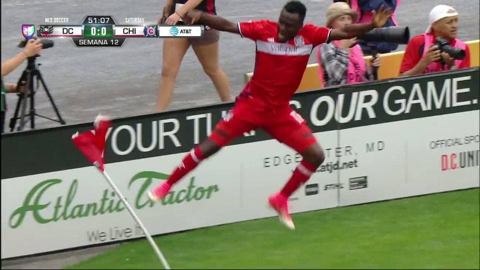 Goooolll!! David Accam mete el balón y marca para Chicago Fire