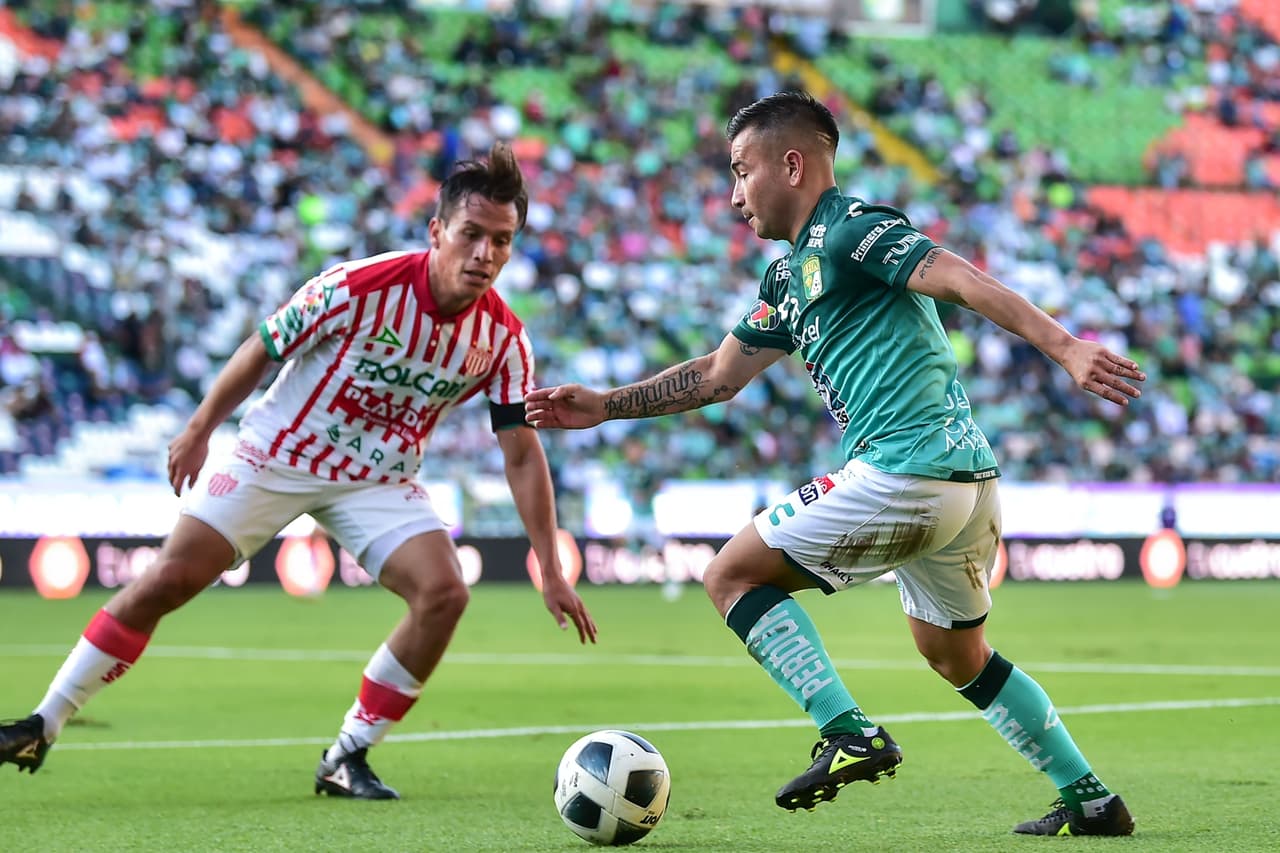 Con hat trick de Víctor Dávila, león golea a necaxa 3-0 y aseguran su lugar en la fiesta grande del futbol mexicano.