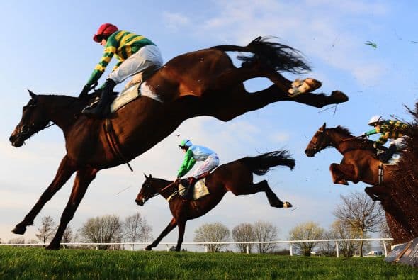 El tradicional Festival Cheltenham en Inglaterra a todo galope.