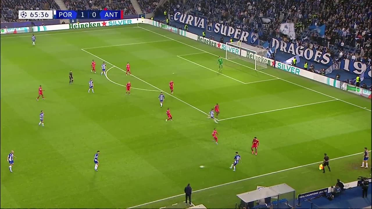 ¡TIRO ATAJADO! disparo por Zaidu Sanusi.