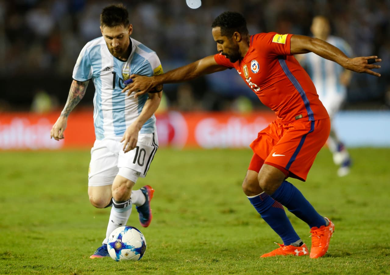 Todo comenzó cuando en el segundo tiempo Jean Beausejour se enzarzó con Messi en una jugada cerca de la línea de cal.