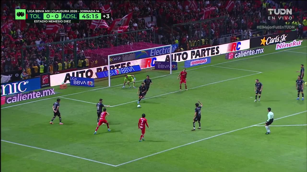 ¡TIRO ATAJADO! disparo por Mauricio Isaís.