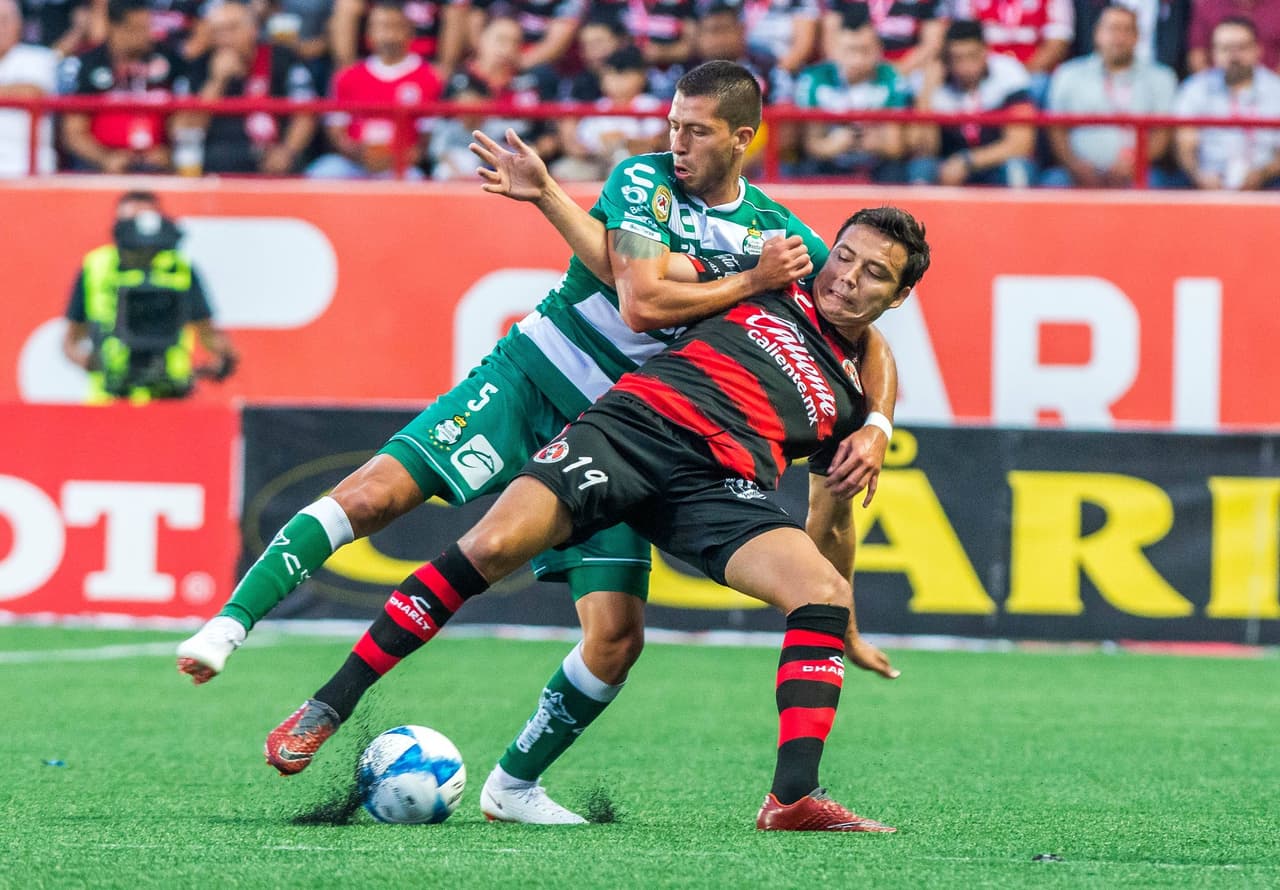 Pero el Santos estaba bien plantado en defensa y no mostraban grietas para permitirle el paso a los locales.