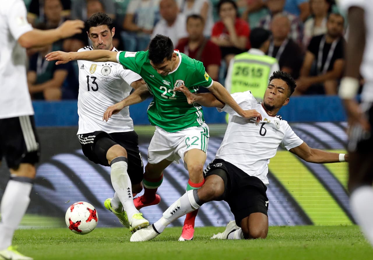 Benjamin Henrichs (der.), alemán que juega como mediocentro y lateral del Bayer Leverkusen.