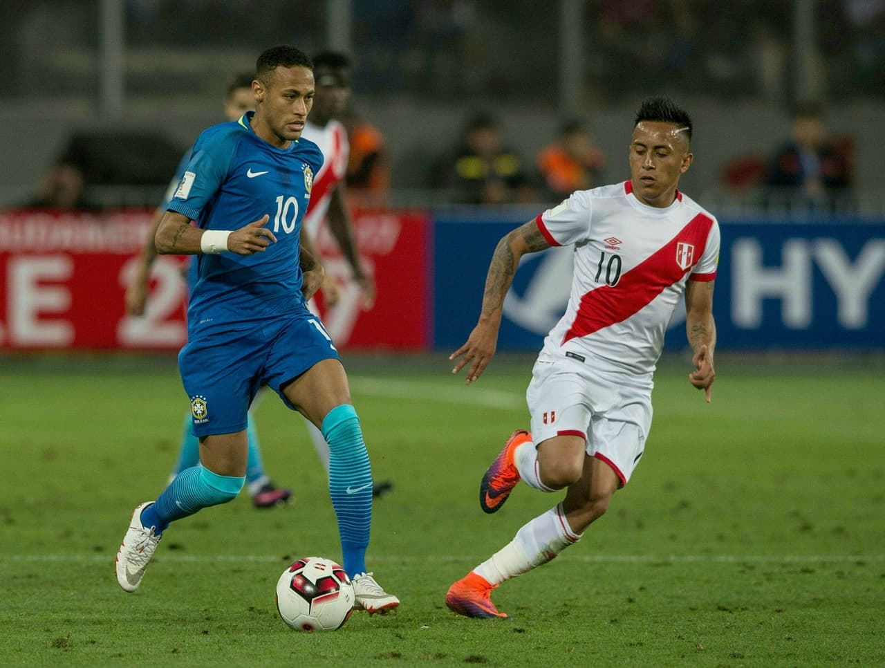 Peru's forward Christian Cueva (R) and Brazil's Neymar vie for the ball during their 2018 FIFA World Cup qualifier football match in Lima, on November 15, 2016. / AFP / Ernesto BENAVIDES (Photo credit should read ERNESTO BENAVIDES/AFP/Getty Images)