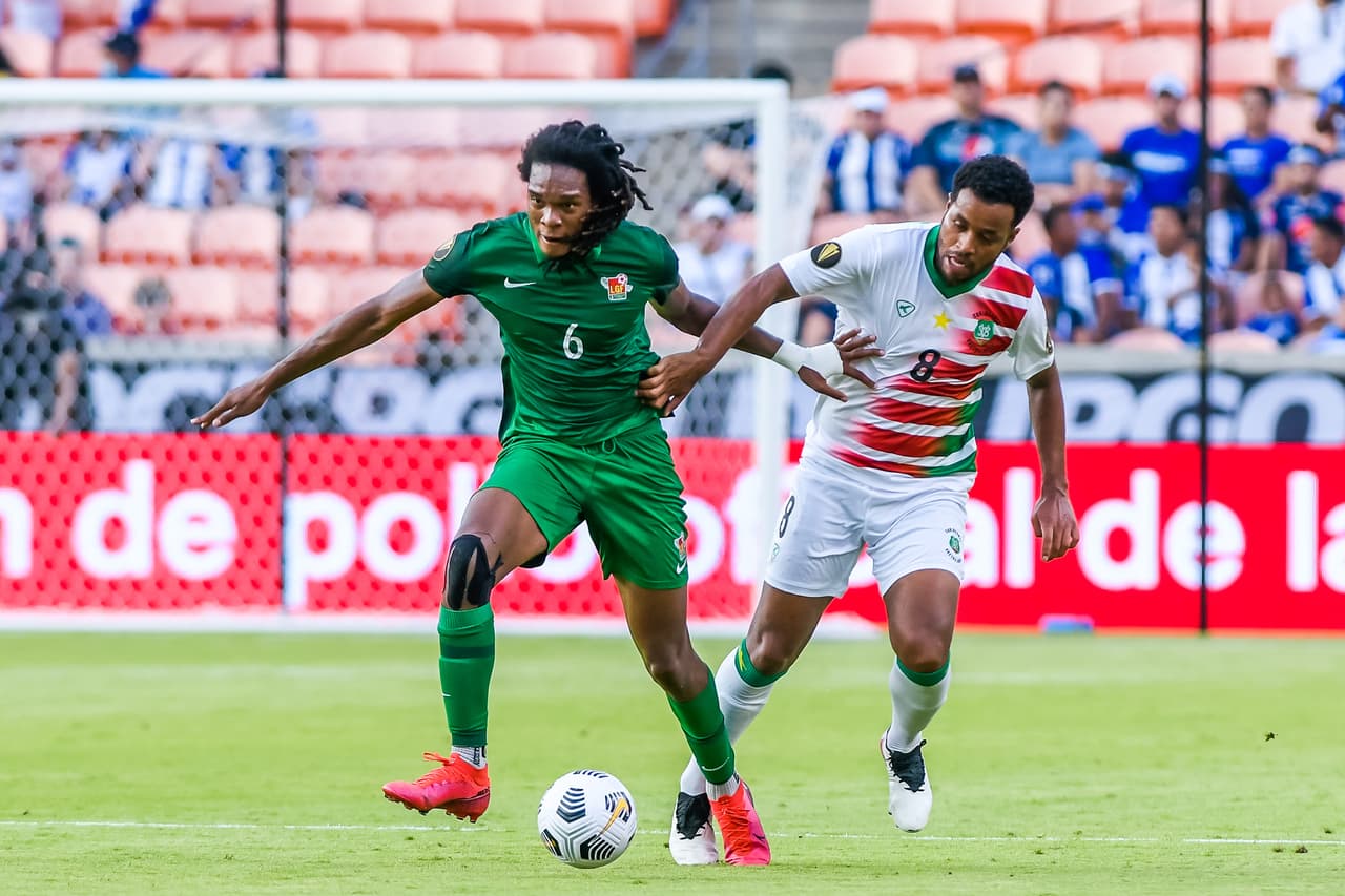 Gleofilo Vlijter y Nigel Hasselbaink se encargan de batir a Kévin Ajax para darle la victoria 2-1 sobre Guadalupe y se despiden con tres puntos en la bolsa.