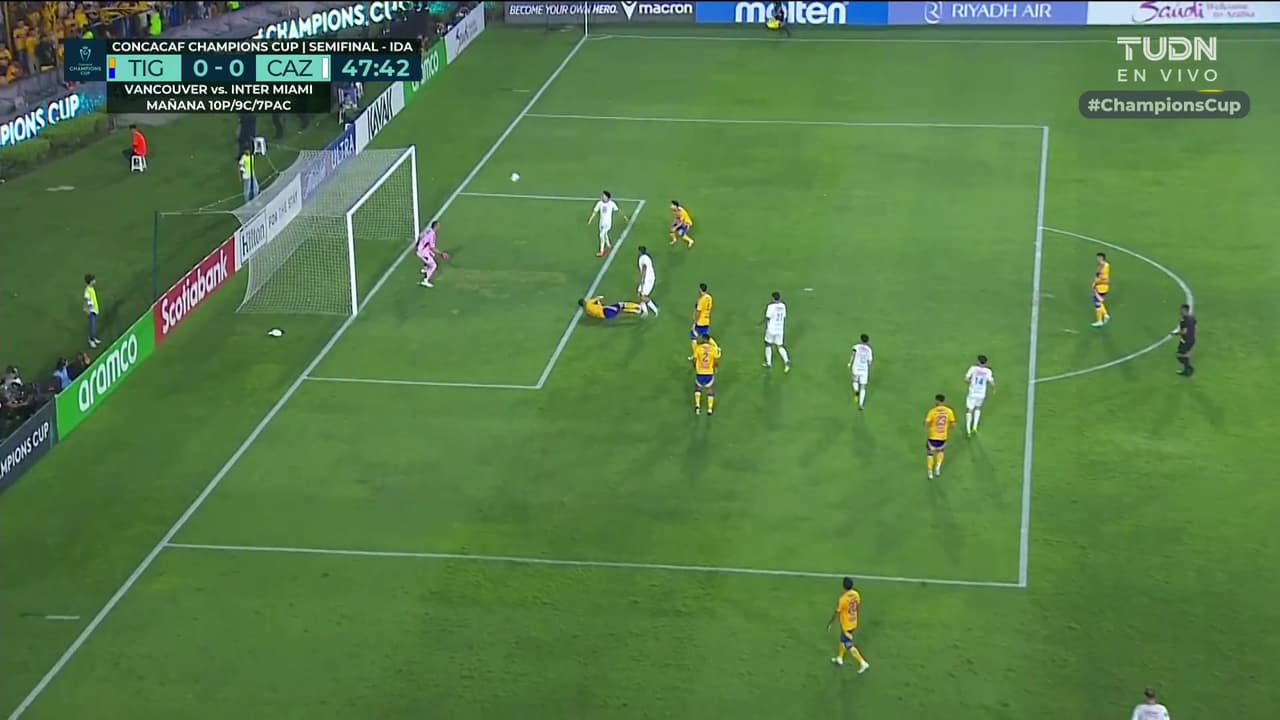 ¡Oso de Sánchez! Vuela el balón solo frente a la portería de Nahuel