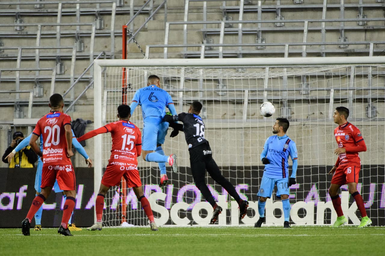 Callens anticipa el tiro de esquina en una mala salida de Pemberton que lo hace tarde y sólo ve cómo el balón se va a la red.