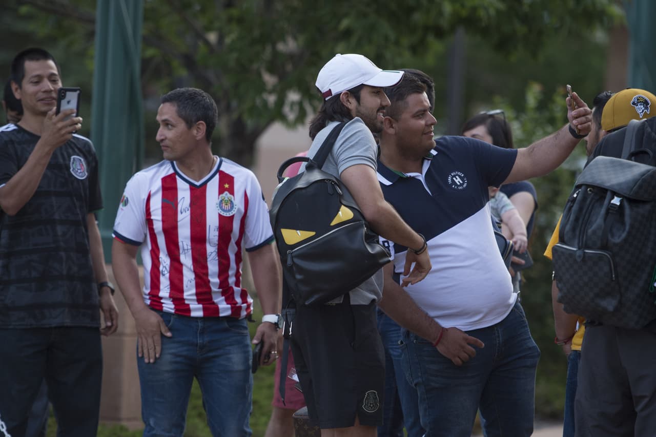 Los integrantes de la Selección Mexicana de Fútbol y su cuerpo técnico arribaron a la ciudad de Denver, Colorado, donde este miércoles entrante sostendrán su segundo duelo de la Copa Oro 2019 ante la representación de Canadá en Invesco Field, la casa de los Denver Broncos. Una gran cantidad de aficionados esperaron largo rato para ver el arribo de los jugadores del Tricolor y pedirles la foto o el autógrafo, y manifestarles el apoyo de cara a su siguiente compromiso del torneo.