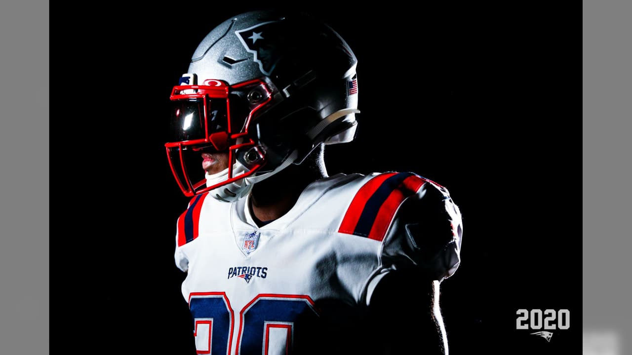 Los Patriots ya sin la presencia de Brady y en modo de reestructuración presentaron su nueva indumentaria para la temporada 2020 en la NFL. El color azul es muy similar al modelo color rush y el blanco es una adaptación combinando con las licras azules.