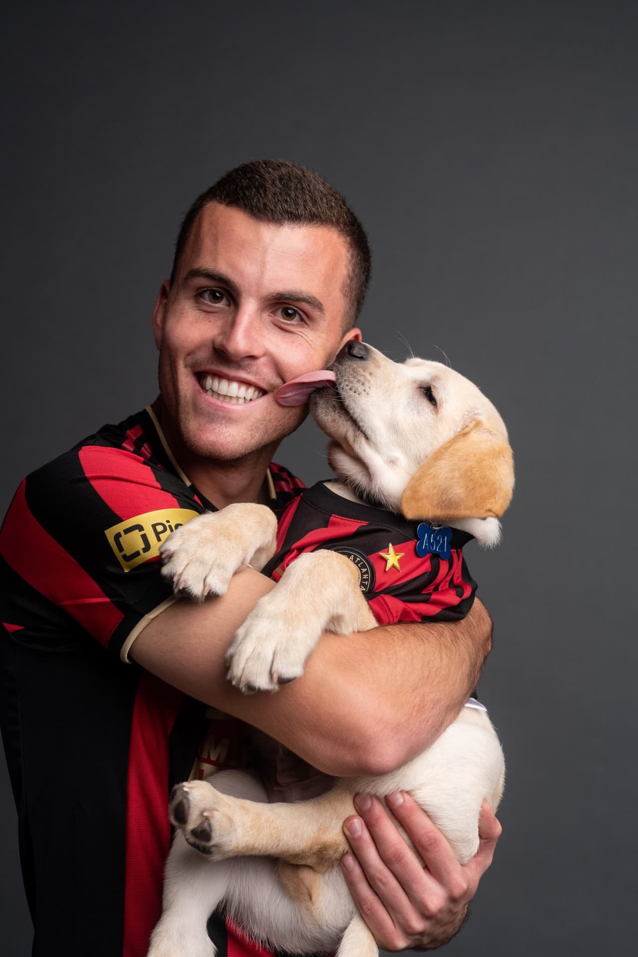 Él es Spike, el perro que busca servir como entrenamiento de perros y porta con gusto la playera del Atlanta United. Su misión es ayudar en algún momento a ayudar a un veteranos que lo necesiten.