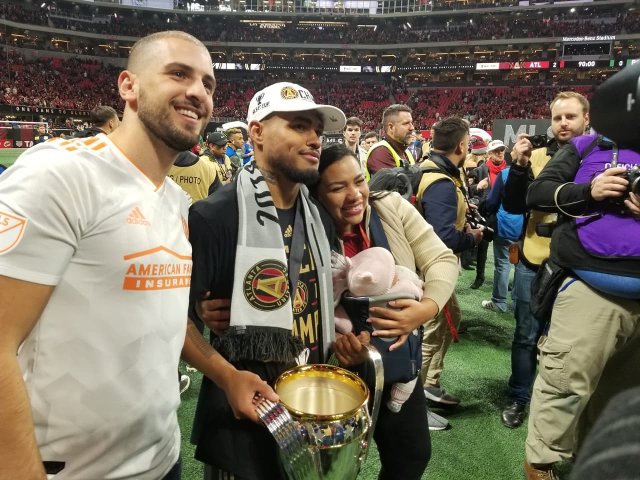 La vuelta olímpica y la celebración continuaron en el campo del Mercedes-Benz Stadium de Atlanta.
