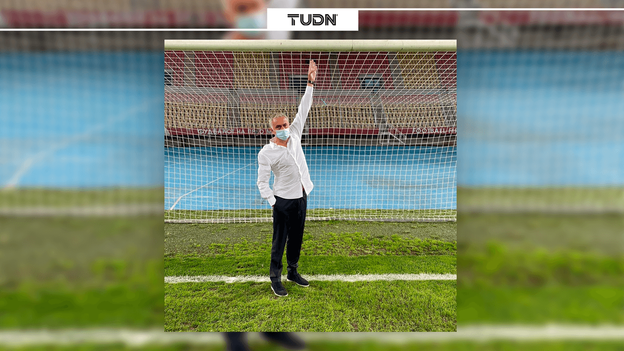Mourinho se queja irónicamente de las porterías en Macedonia