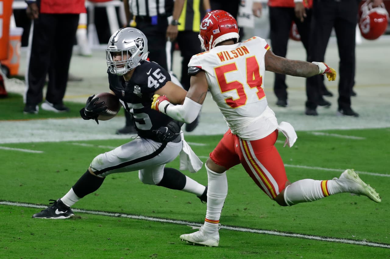 Con menos de dos minutos en el reloj, los Chiefs consiguen el touchdown de la victoria y se vengan de los Raiders al imponerse 35-31.