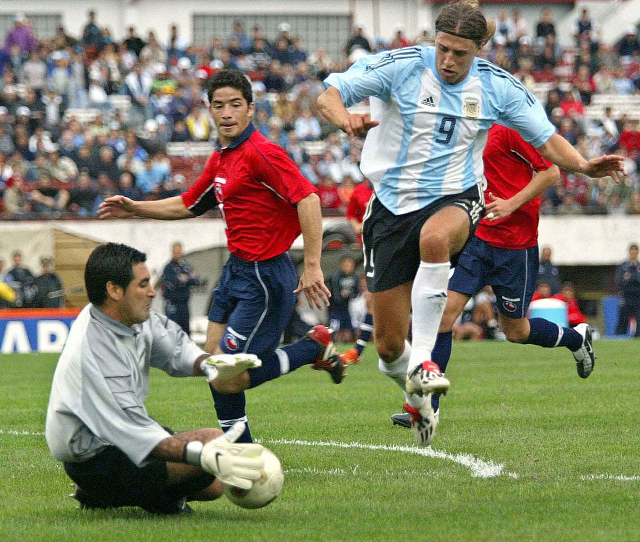Un total de 86 encuentros suman estas selecciones entre juegos amistosos y oficiales con cifras contundentes hacia el bando argentino, que ha ganado en 57 ocasiones con 23 empates y apenas 6 victorias de parte de ‘La Roja’.