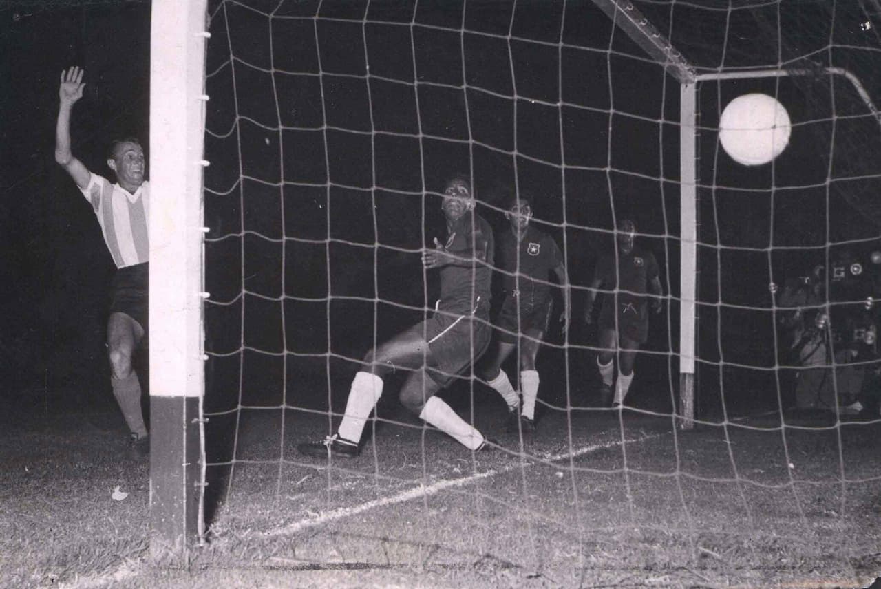 Tuvieron que pasar 49 años y 36 partidos para que el equipo chileno festejara su primera victoria ante Argentina, esto sucedió en el amistoso de noviembre de 1959 en el que los andinos ganaron por 4-2.
