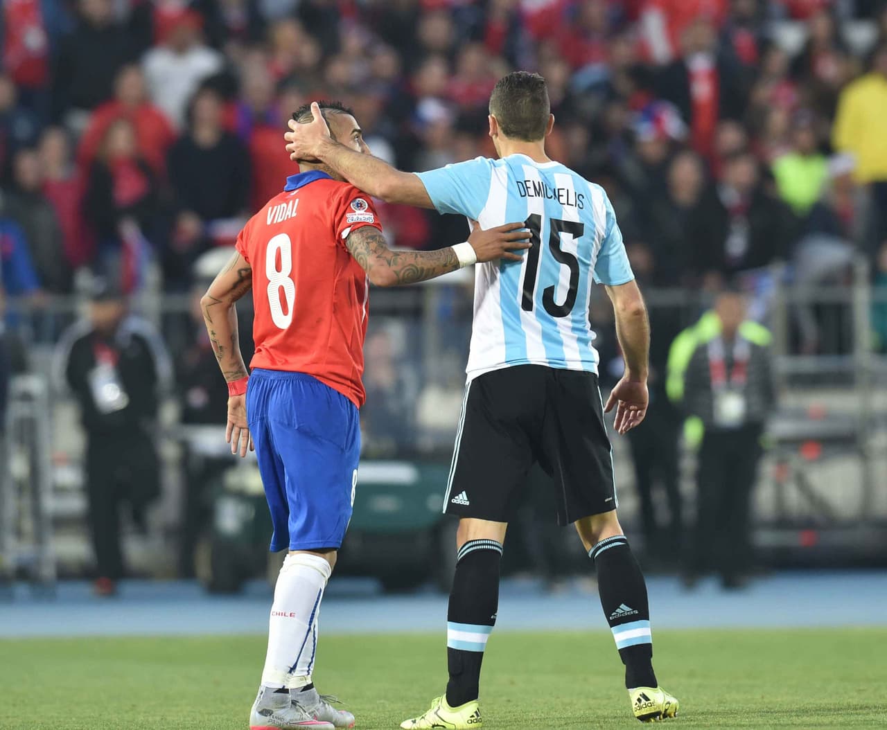 La Copa América Centenario nos brindará partidos de primer nivel desde la primera jornada de actividades, tal y como se espera que resulte la revancha de los últimos finalistas de la pasada edición de este torneo, Chile y Argentina, dos equipos con un amplio historial de enfrentamientos que, a pesar del fresco recuerdo del título chileno en 2015, favorece marcadamente a la ‘Albiceleste’.
