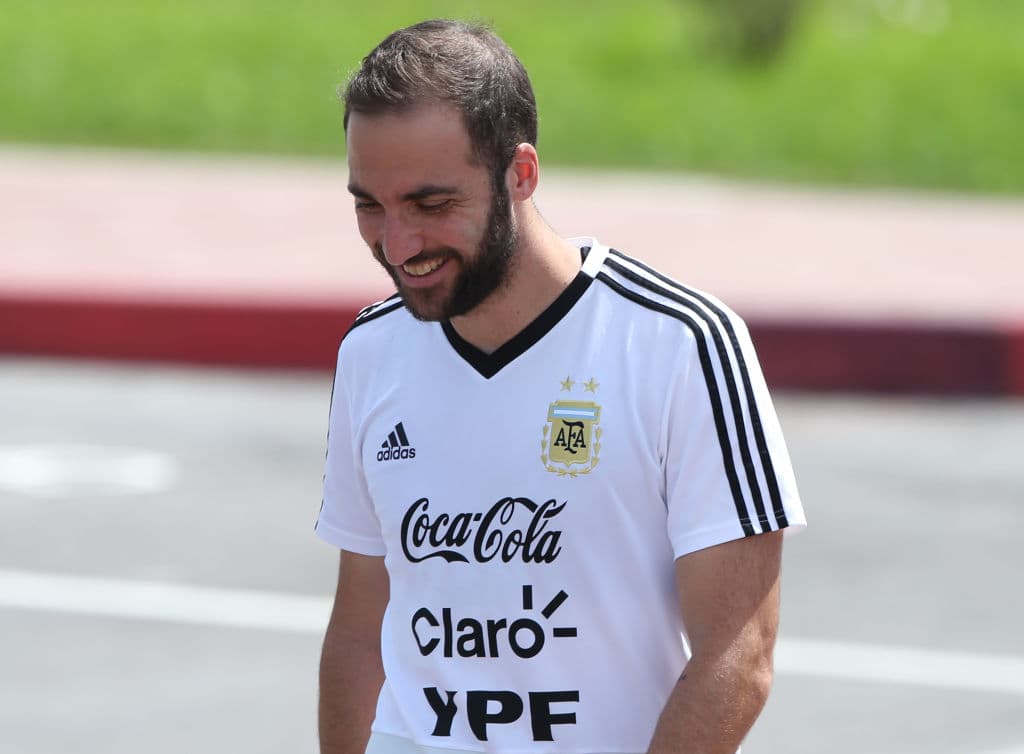 De acuerdo con le portal 
<i>Sportsmediaset</i> ya hay un pacto entre la Juventus
<b> </b>y el Milán
<b> </b>para el fichaje de Gonzalo Higuaín
<b> </b>tras semanas de negociación y pese a que el delantero quería ir al Chelsea.
<br>