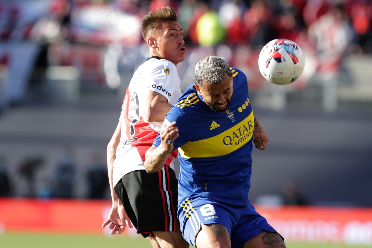 Para completar la defensa y que entrara Zambrano, Cardona fue el sacrificado.