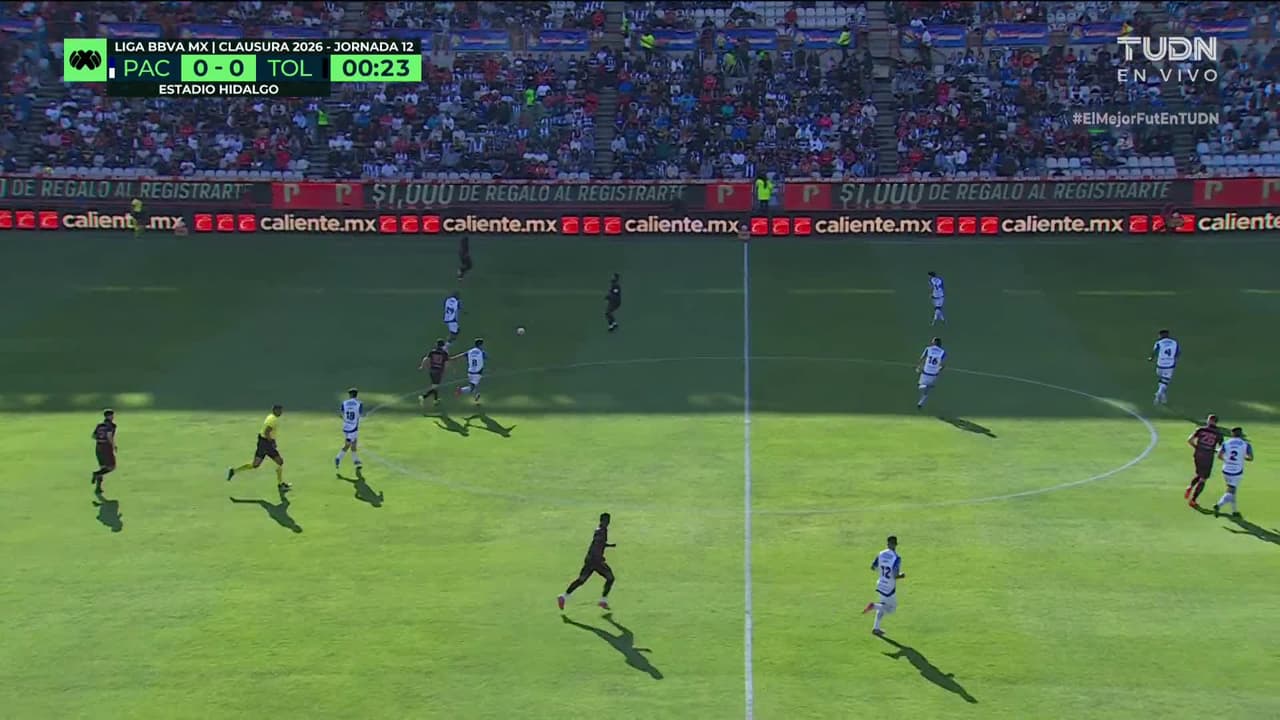 Arranca el partido y la pelota está en juego.