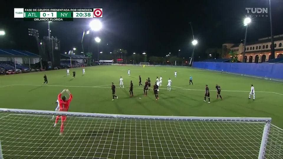 Tiro desviado de Miles Robinson