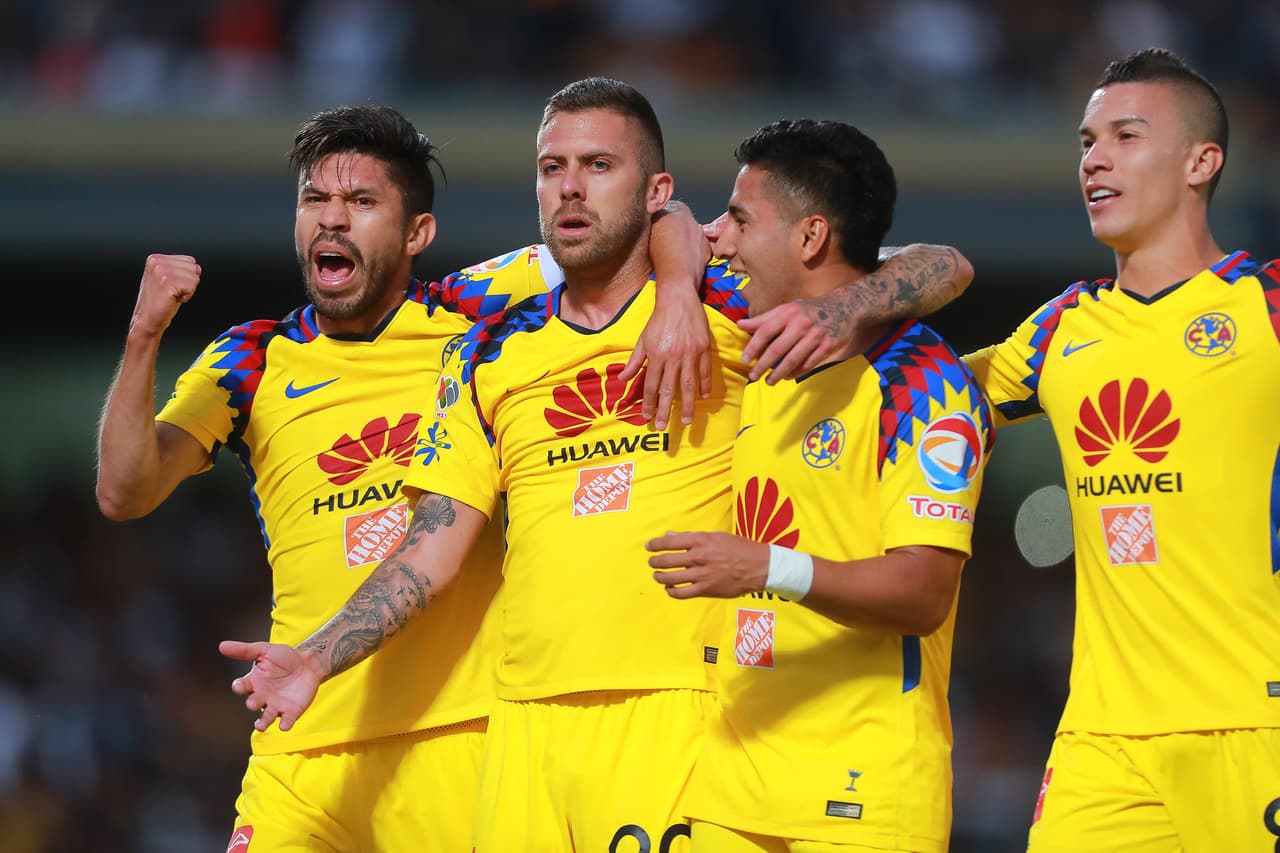 Peralta, Menez, Domínguez y Uribe festejan un gol