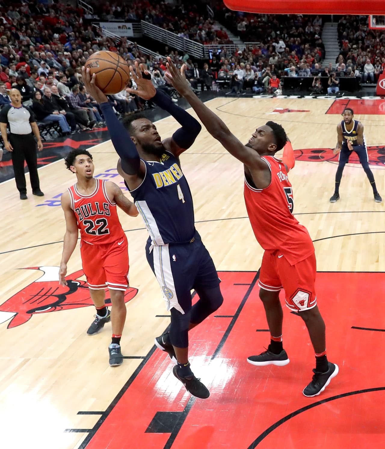 El United Center fue el escenario para que los Chicago Bulls cayeran por 135-102 a manos de los Devner Nuggets. Paul Millsap lideró los rubros de puntos y rebotes.