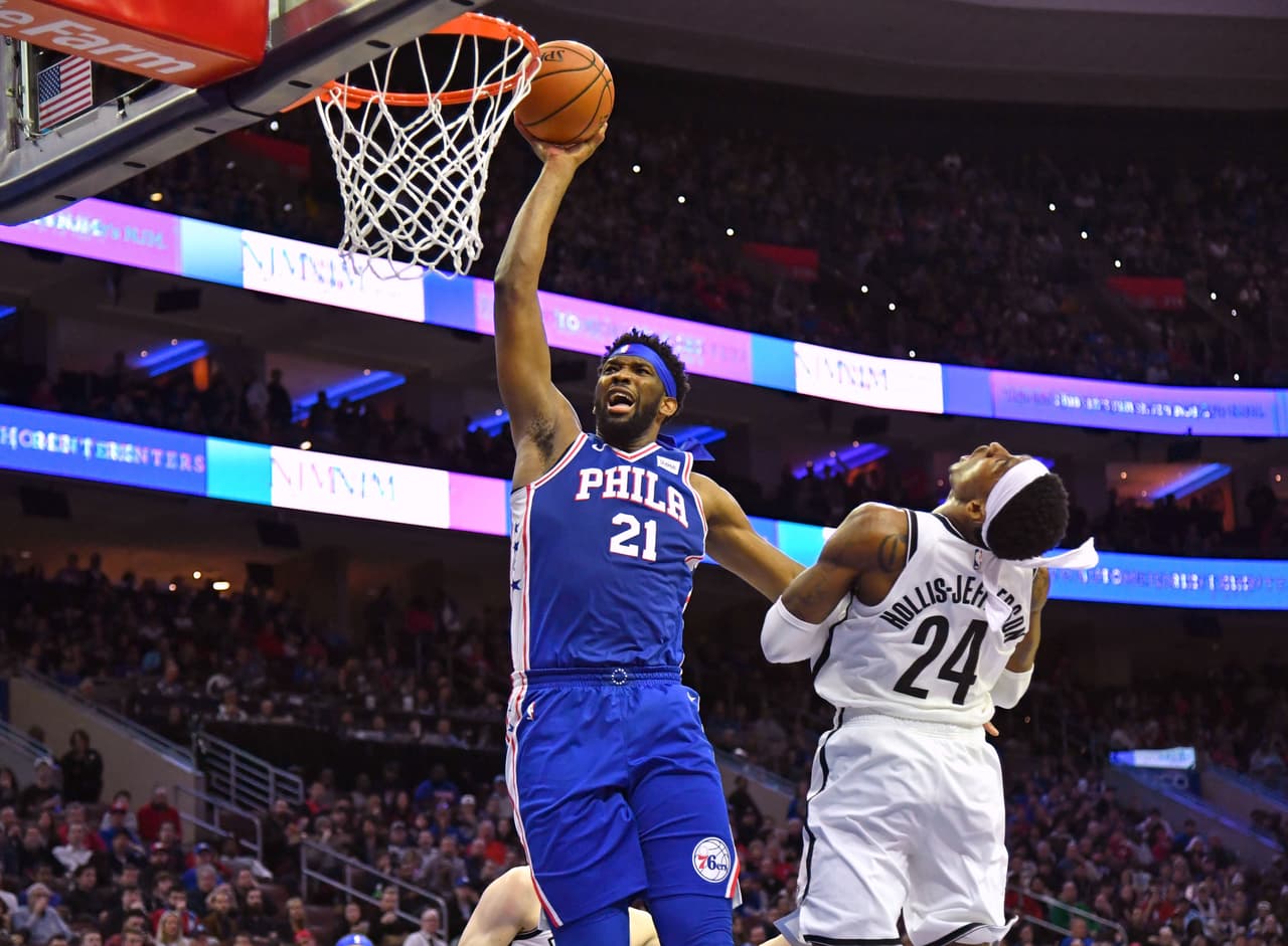 El poste de los 76ers Joel Embiid (21) ise despachó con la cuchara grande al sumar 39 puntos y recuperar 13 rebotes y guiar a Philadelphia a una victoria. Por Brooklyn Joe Harris, el campeón del concurso de triples, añadió 22.