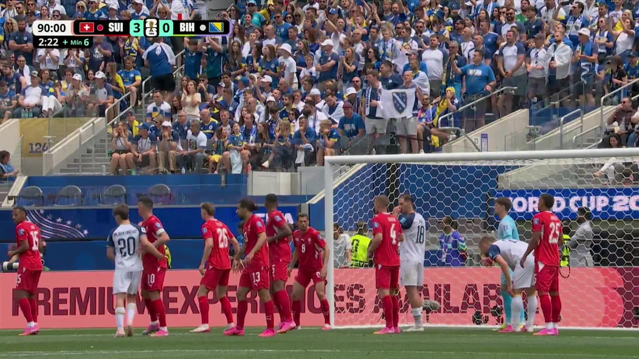¡GOL!  anota para Bosnia-Herzegovina. Ermin Mahmic
